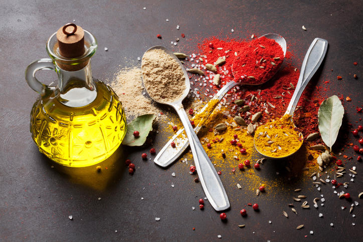 Curcuma, olio d'oliva in bottiglia di vetro ed altre spezie