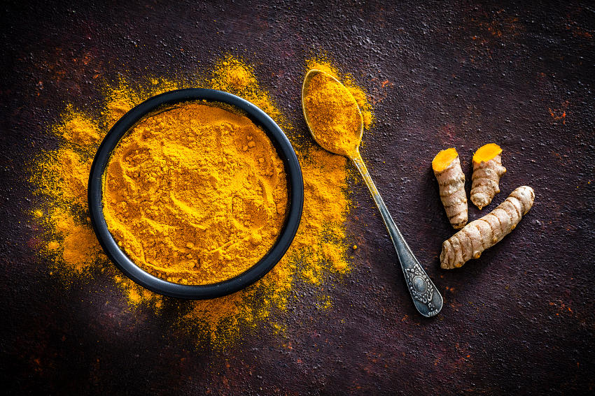 Fotografia della radice e della polvere di curcuma