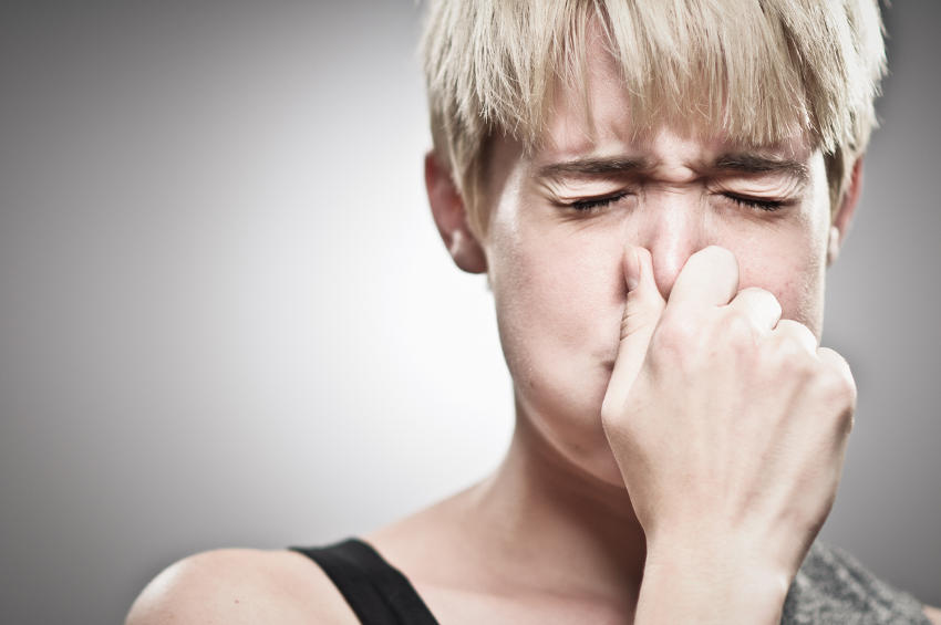 Donna esegue la manovra di Valsalva, tappandosi il naso ed espirando con forza