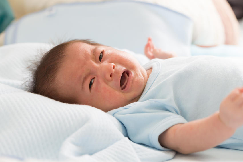Bambino che piange a causa di un po' di stipsi