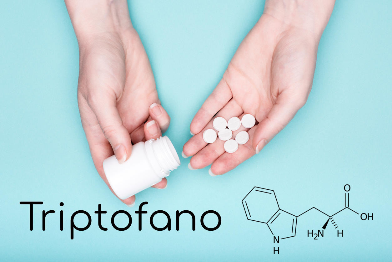 Fotografia di mani che tengono alcune compresse di un integratore e formula chimica del triptofano