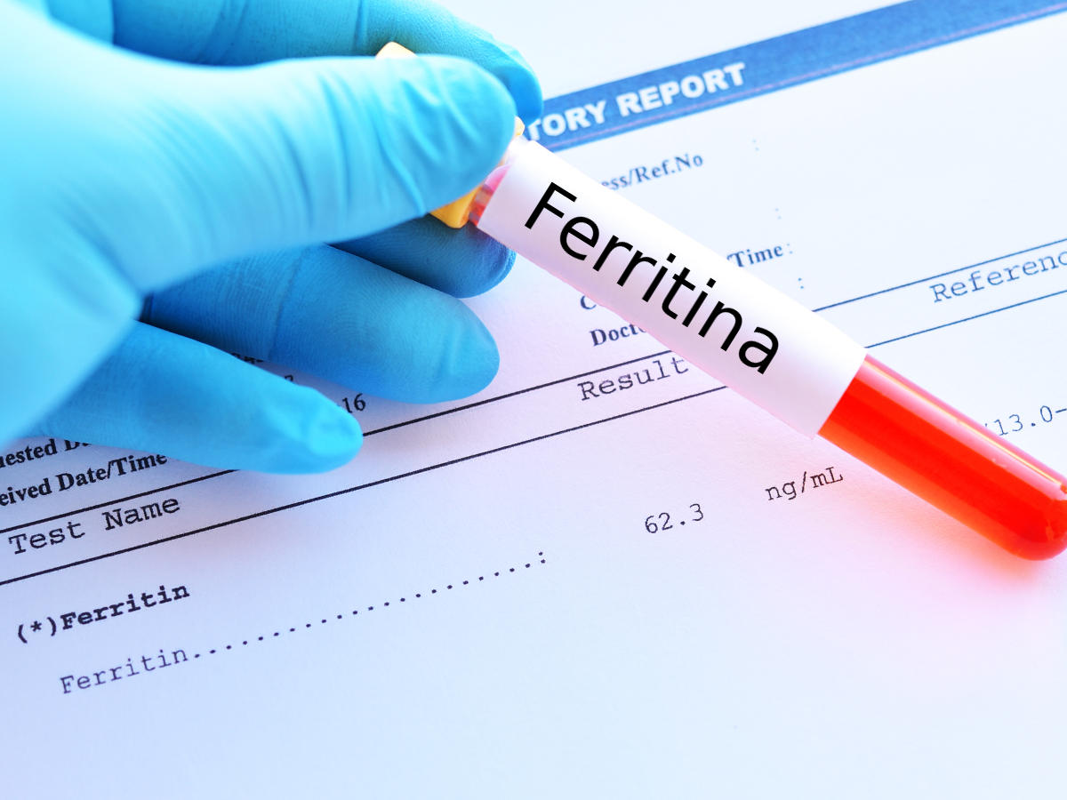 Provetta di sangue con la scritta "ferritina" e l'esito dell'esame di sfondo
