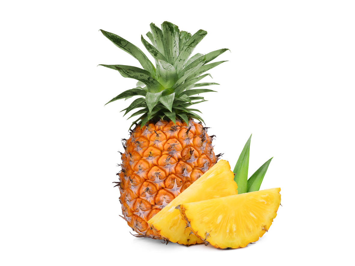 Ananas su sfondo bianco