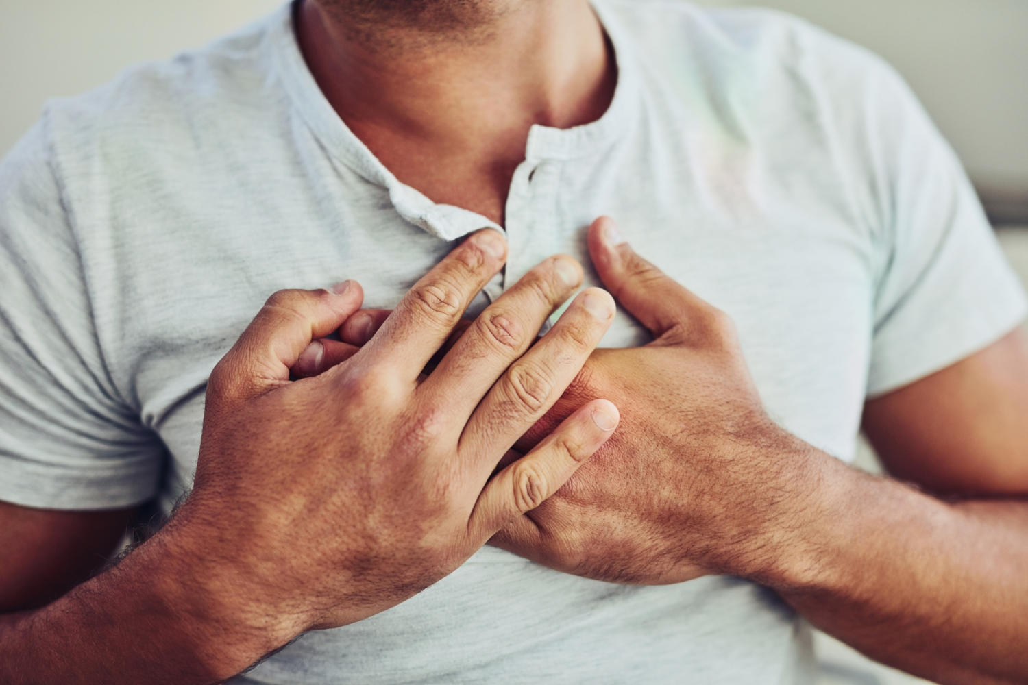 Uomo che si tocca il petto a causa del dolore allo sterno