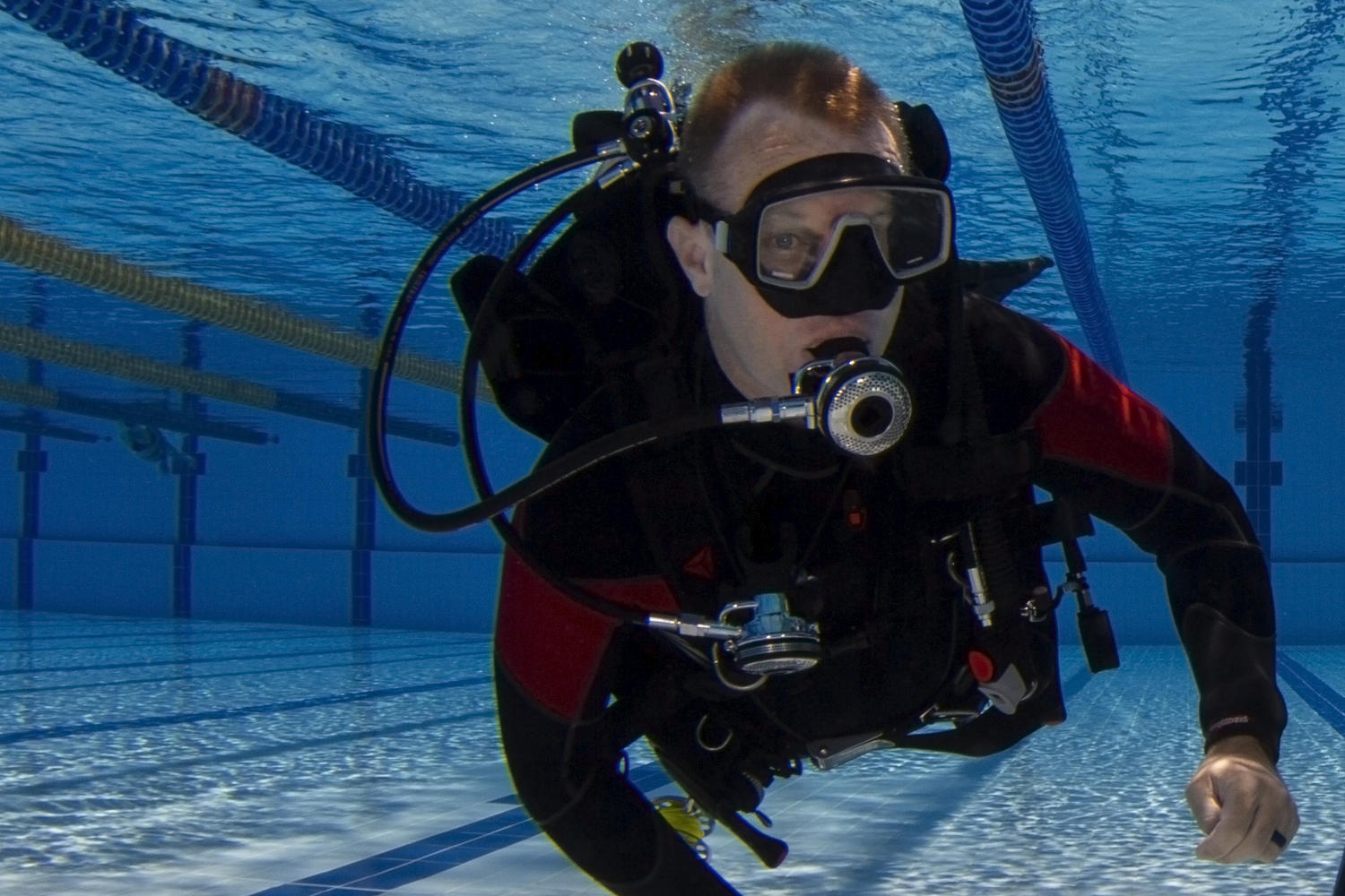 Sub in allenamento in piscina