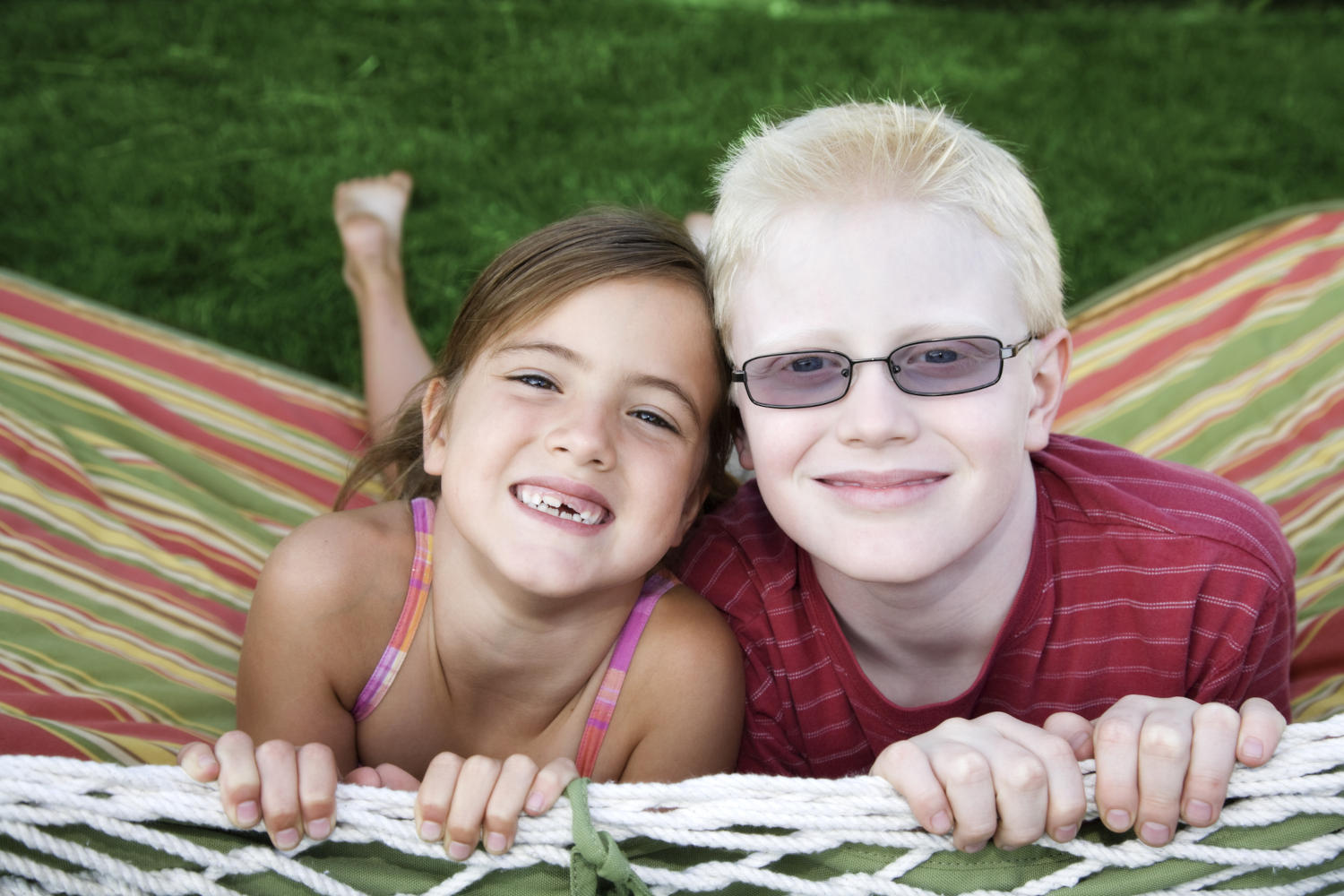 Bambino albino che gioca con la sorella