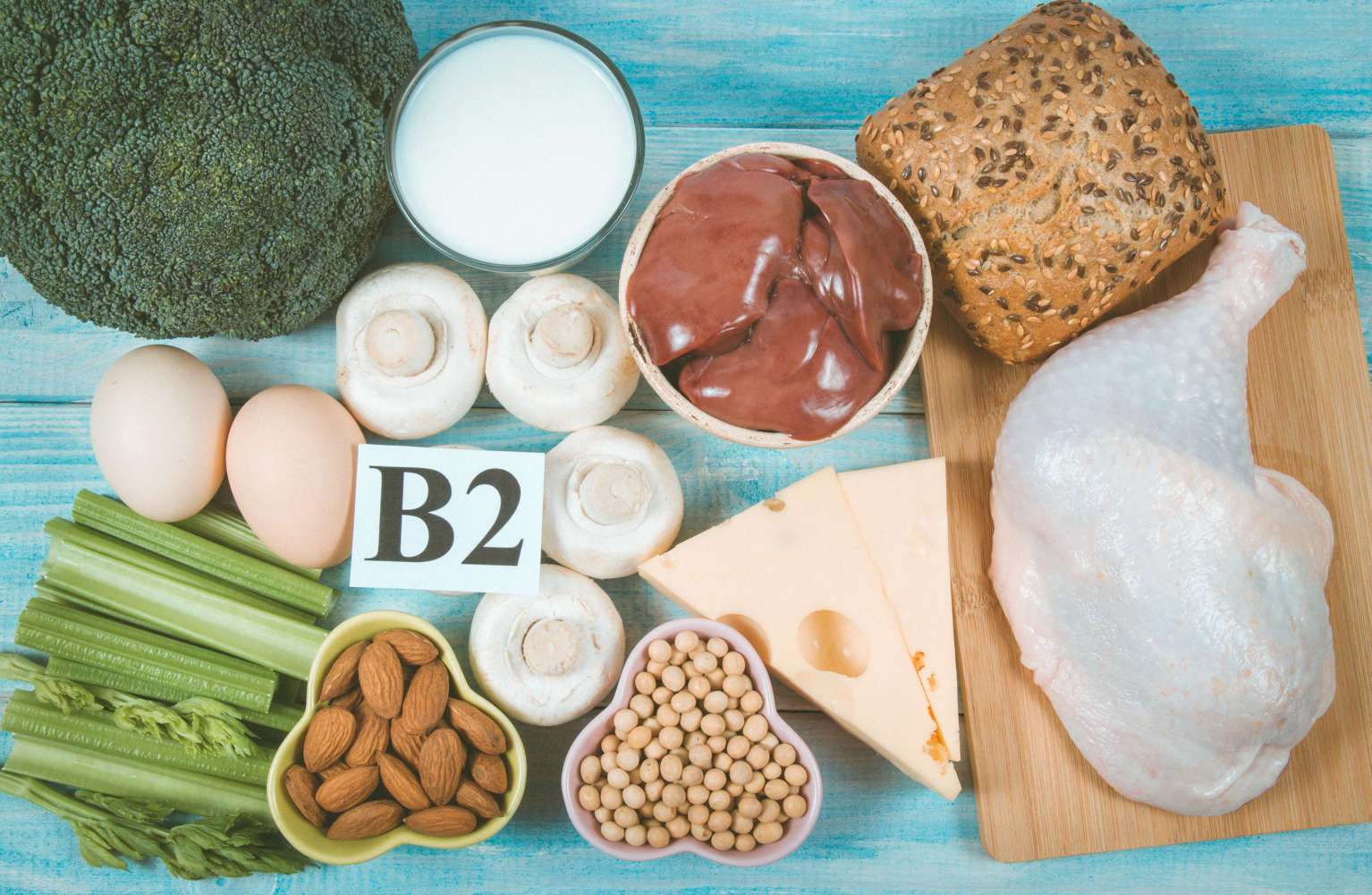 Alimenti contenenti vitamina B2 (uova, latticini, verdure a foglia verde, legumi, ...)