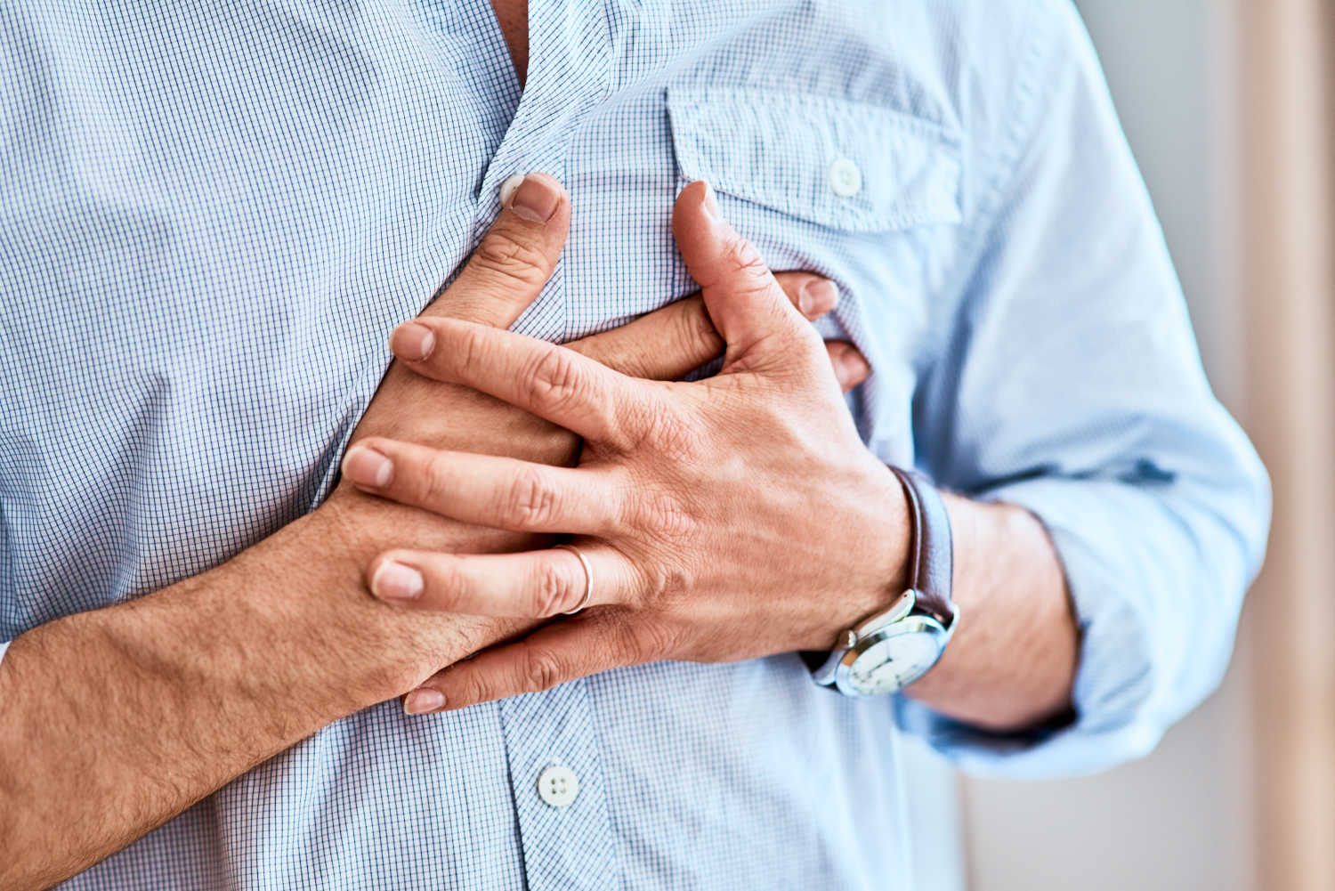 Uomo che si tiene il petto a causa di un infarto
