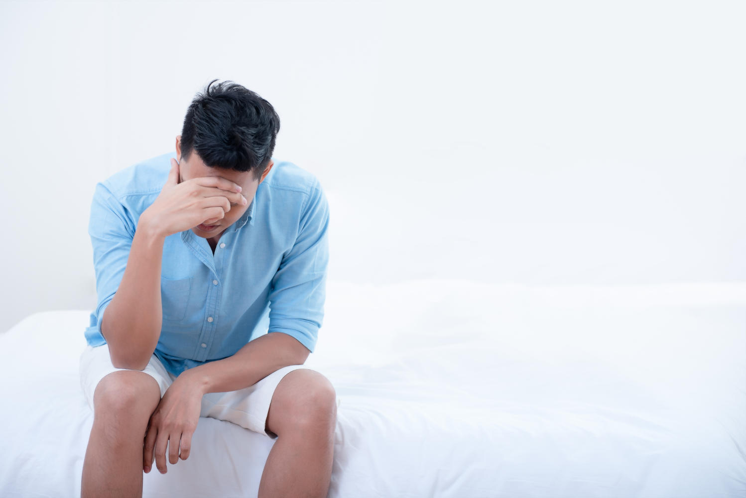 Uomo preoccupato sul letto