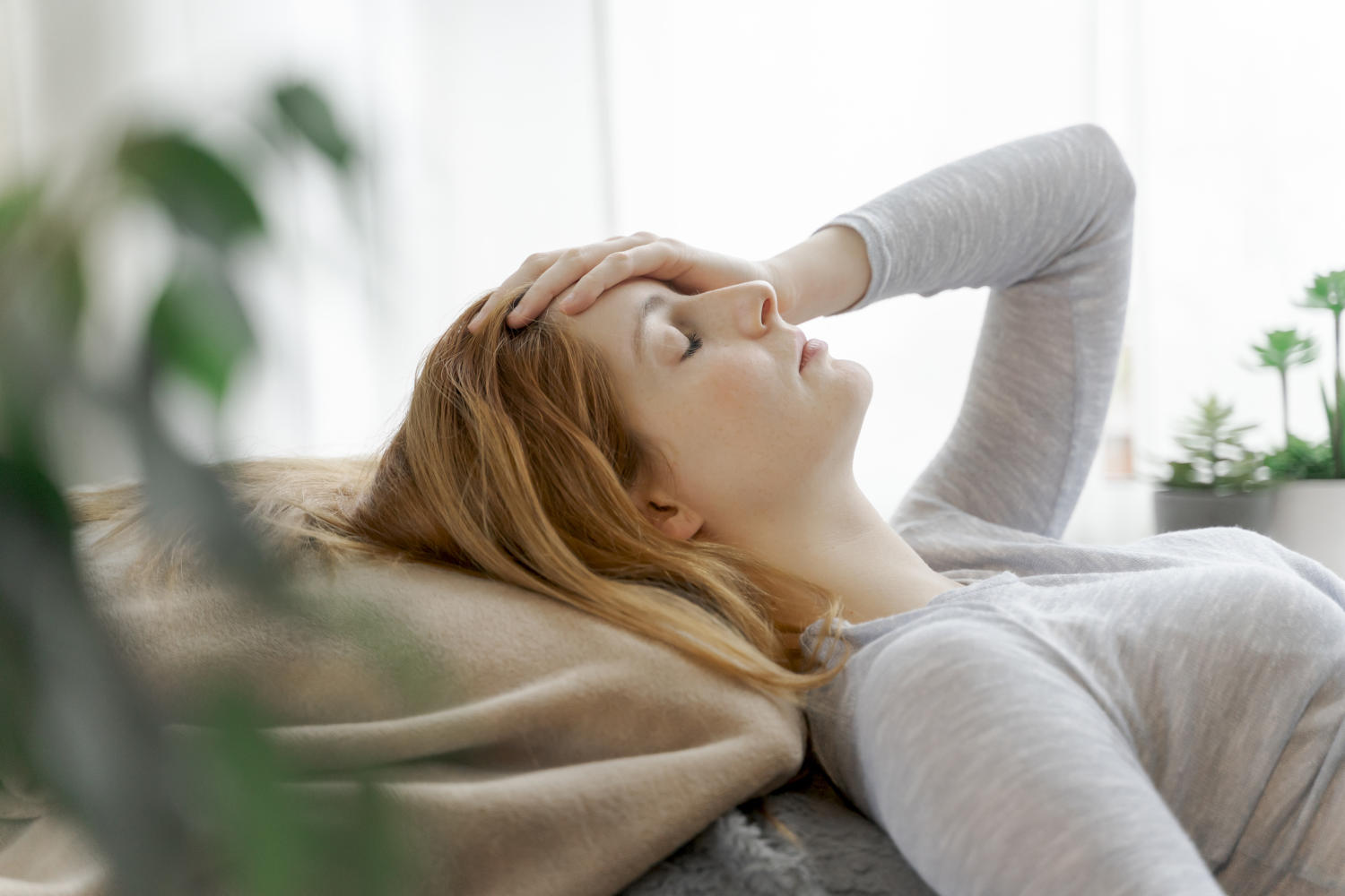 Donne distesa con cefalea