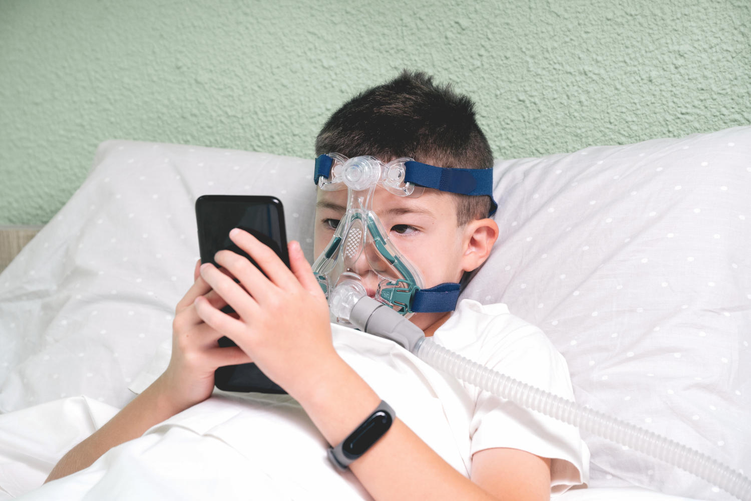 Bambino ricoverato a letto con l'ossigeno