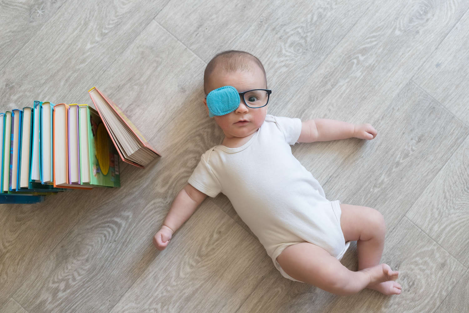 Bambino con un cerotto sull'occhio come terapia per l'occhio pigro