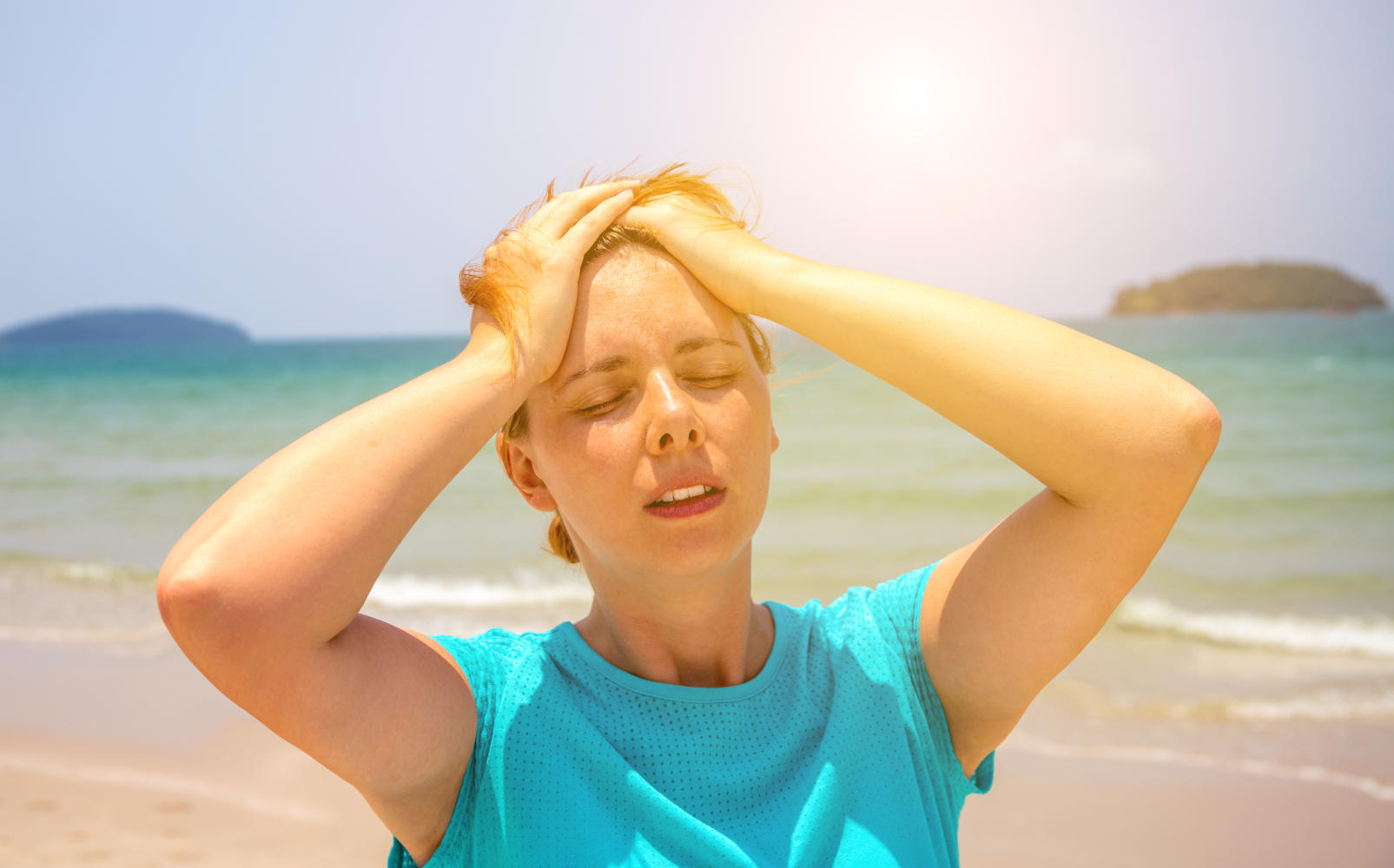 Donna al sole, con espressione sofferente