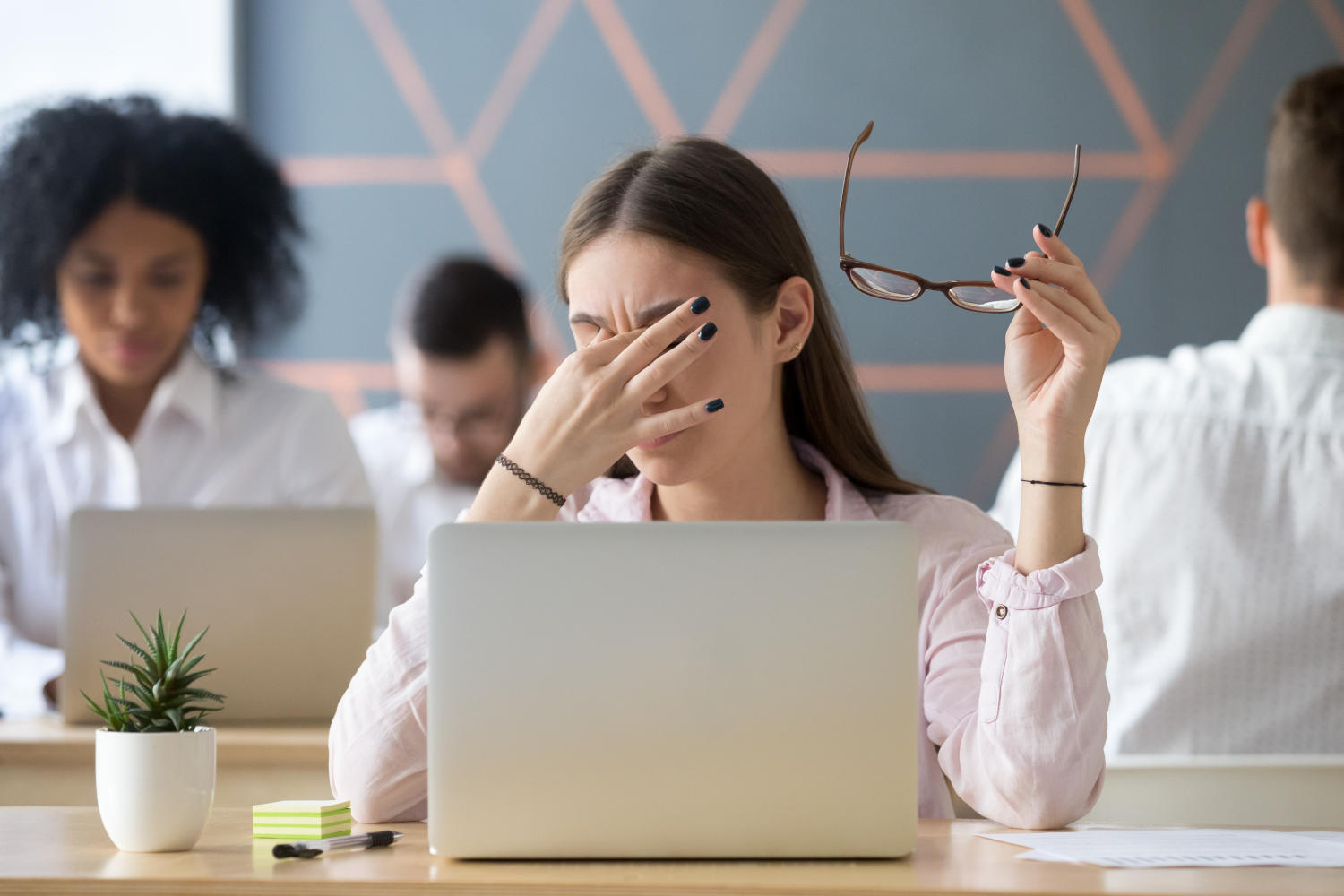 Donna che si frega gli occhi a causa di stanchezza