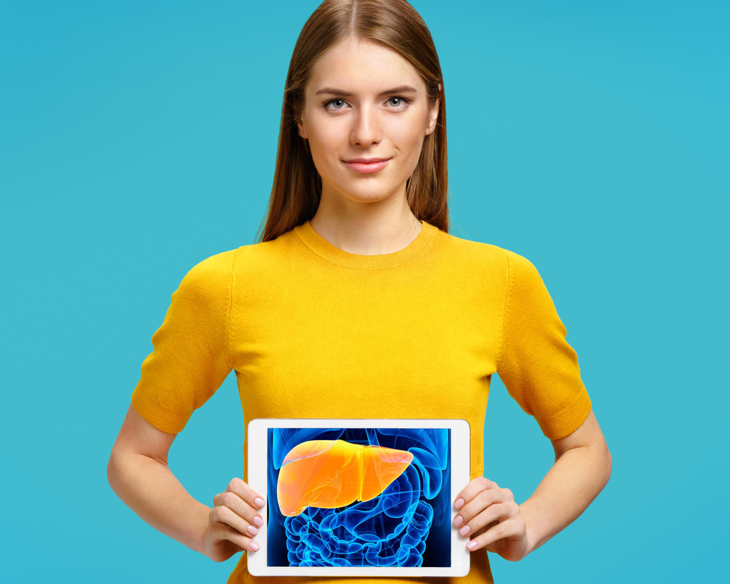 Donna che tiene un tablet all'altezza del fegato con in sovraimpressione l'organo stesso
