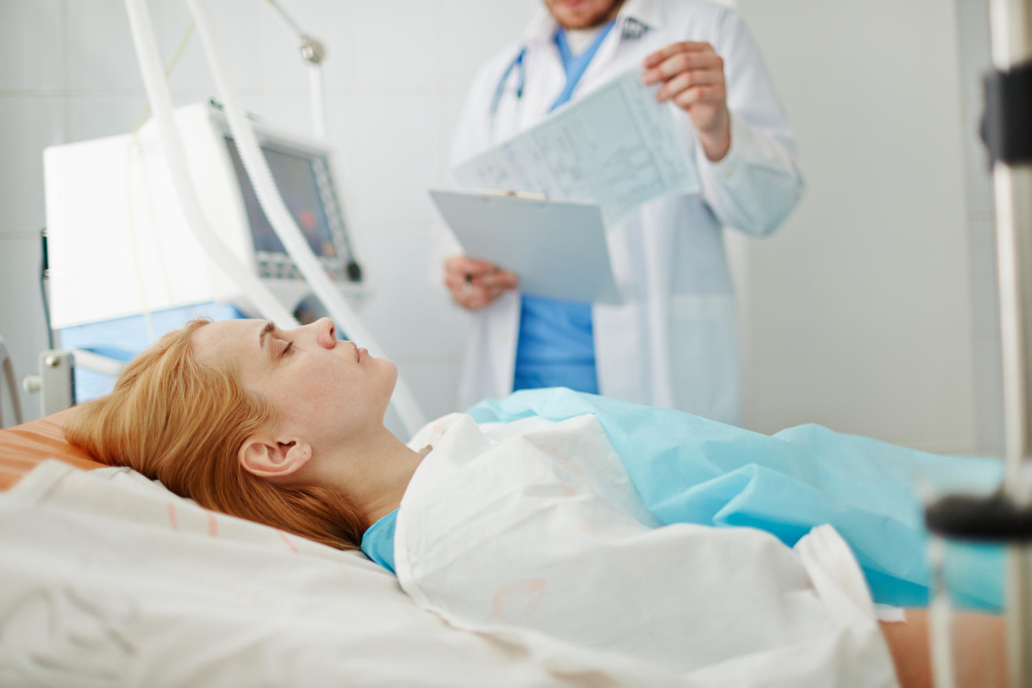 Donna ricoverata in ospedale in stato di stupor