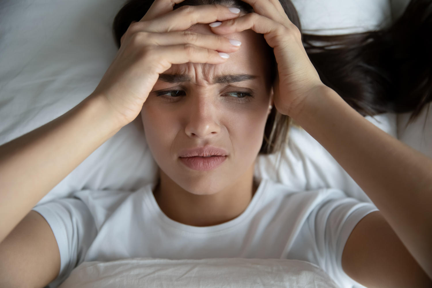 Donna affetta da ansia a causa dell'astinenza da alcol