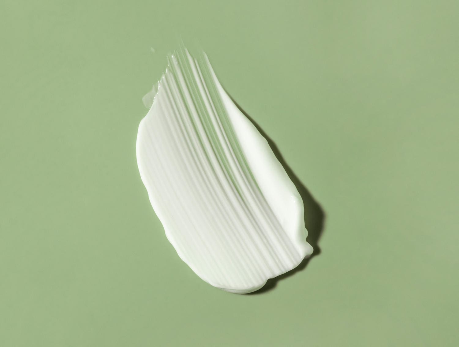 Segno di crema su sfondo verde