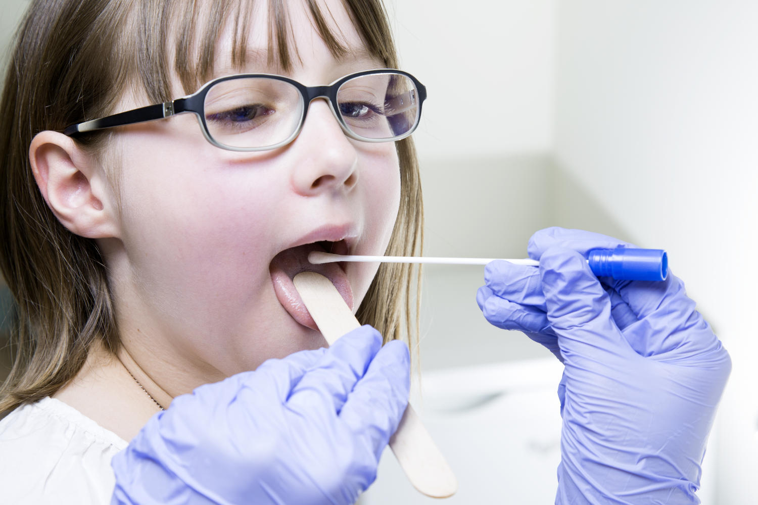 Bambina sottoposta a tampone per ricerca di streptococco A