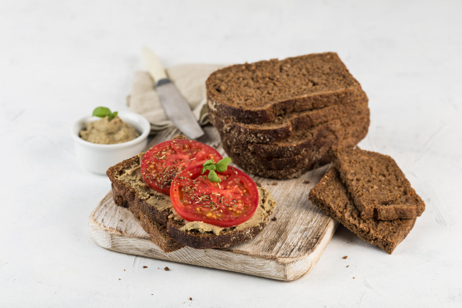 Pane di segale con hummus e pomodoro