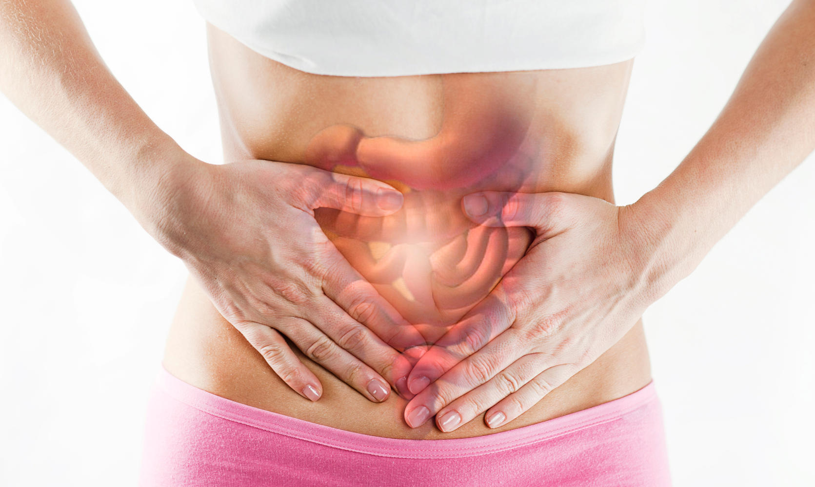 Primo piano di una donna che si tocca la pancia e in sovraimpressione l'intestino disegnato
