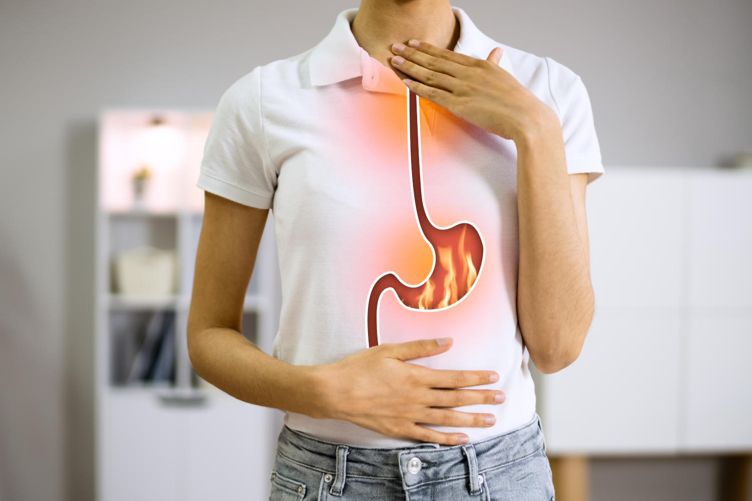 Immagine concettuale con uno stomaco in fiamme disegnato sulla pancia di un uomo