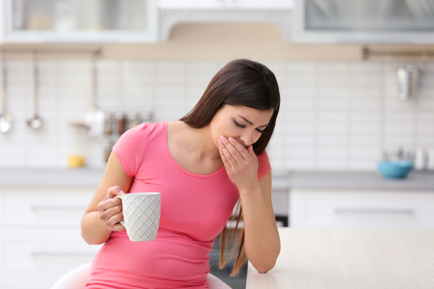 Donna con nausea
