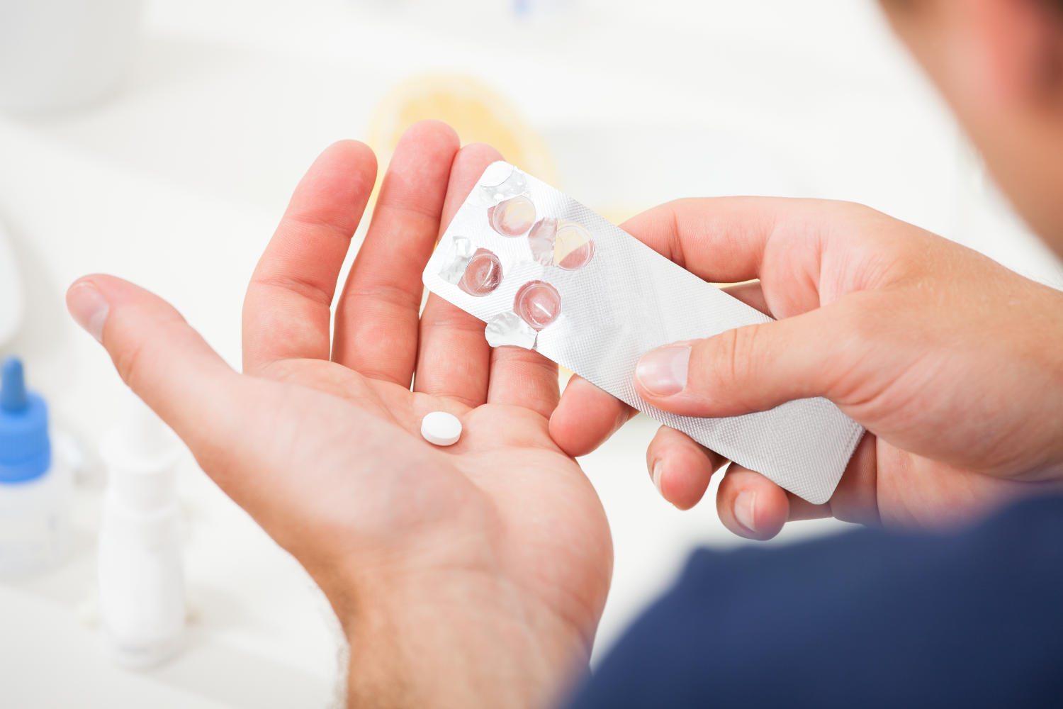 Uomo assume un farmaco