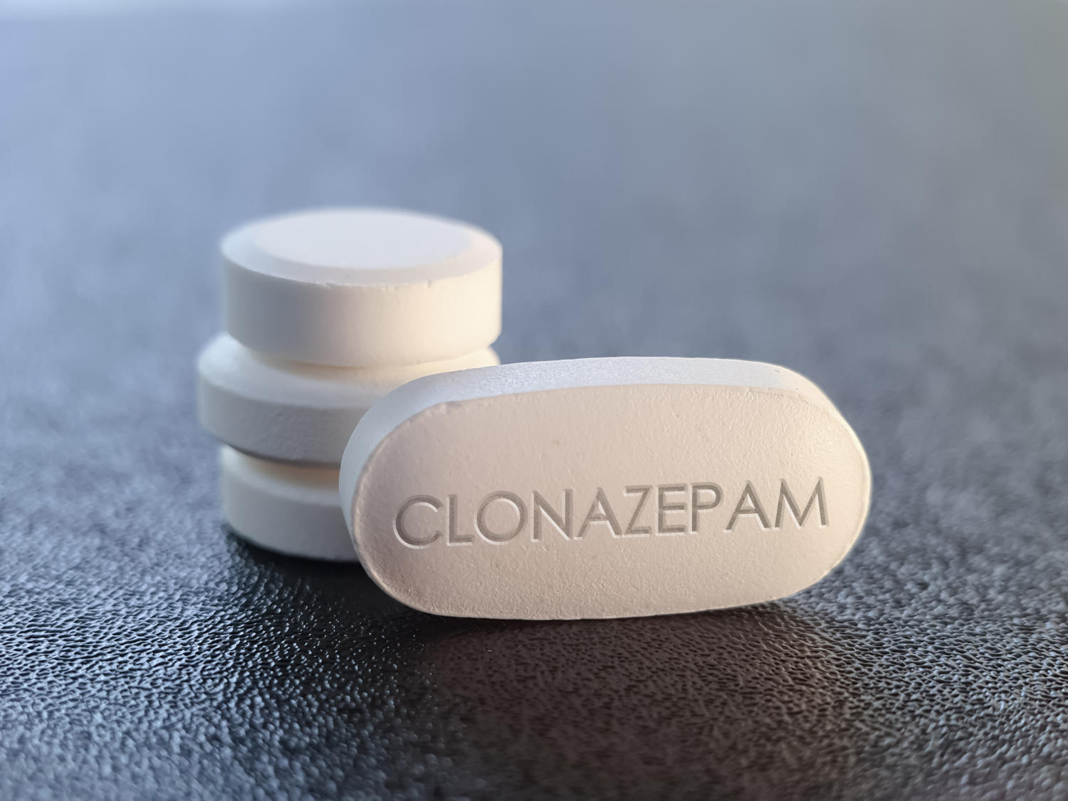 Compressa con la scritta "clonazepam"