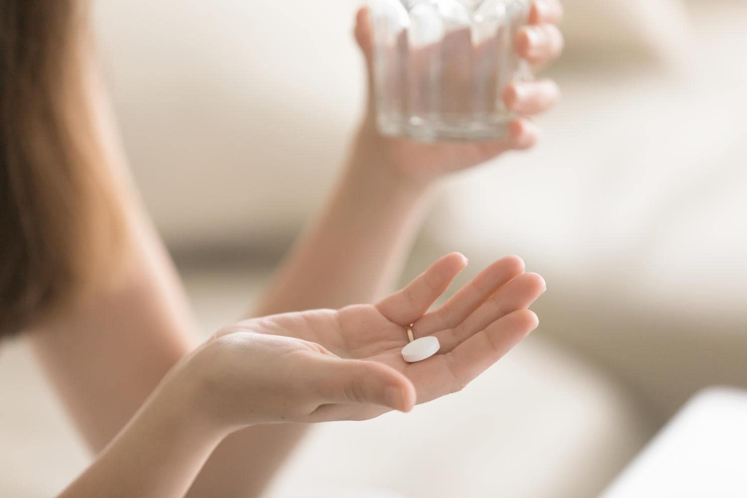 Donna che sta per prendere un farmaco
