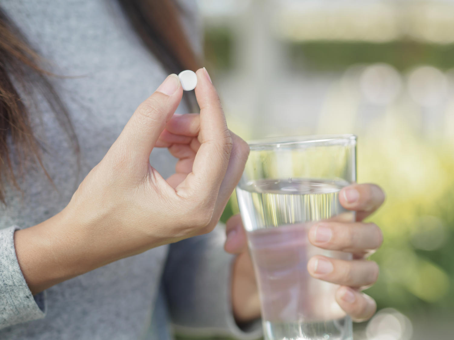 Donna in procinto di prendere un farmaco