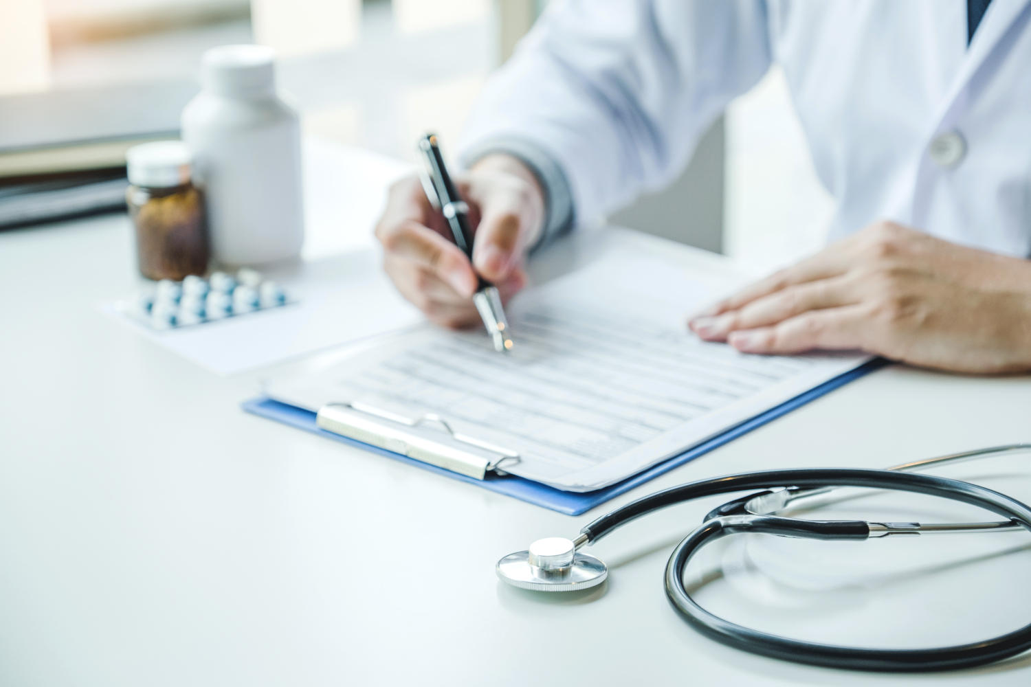 Dottore che prescrive un farmaco
