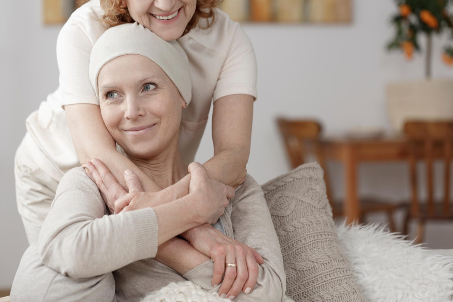 Mamma abbraccia figlia adulta con tumore