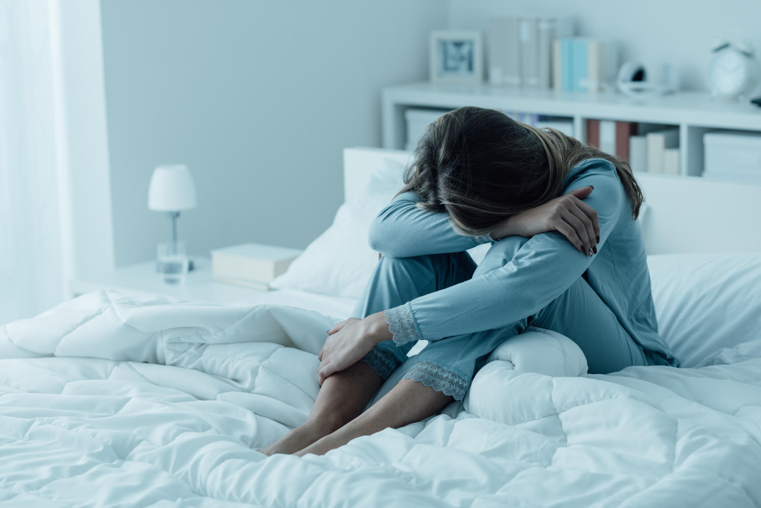 Donna depressa sul letto