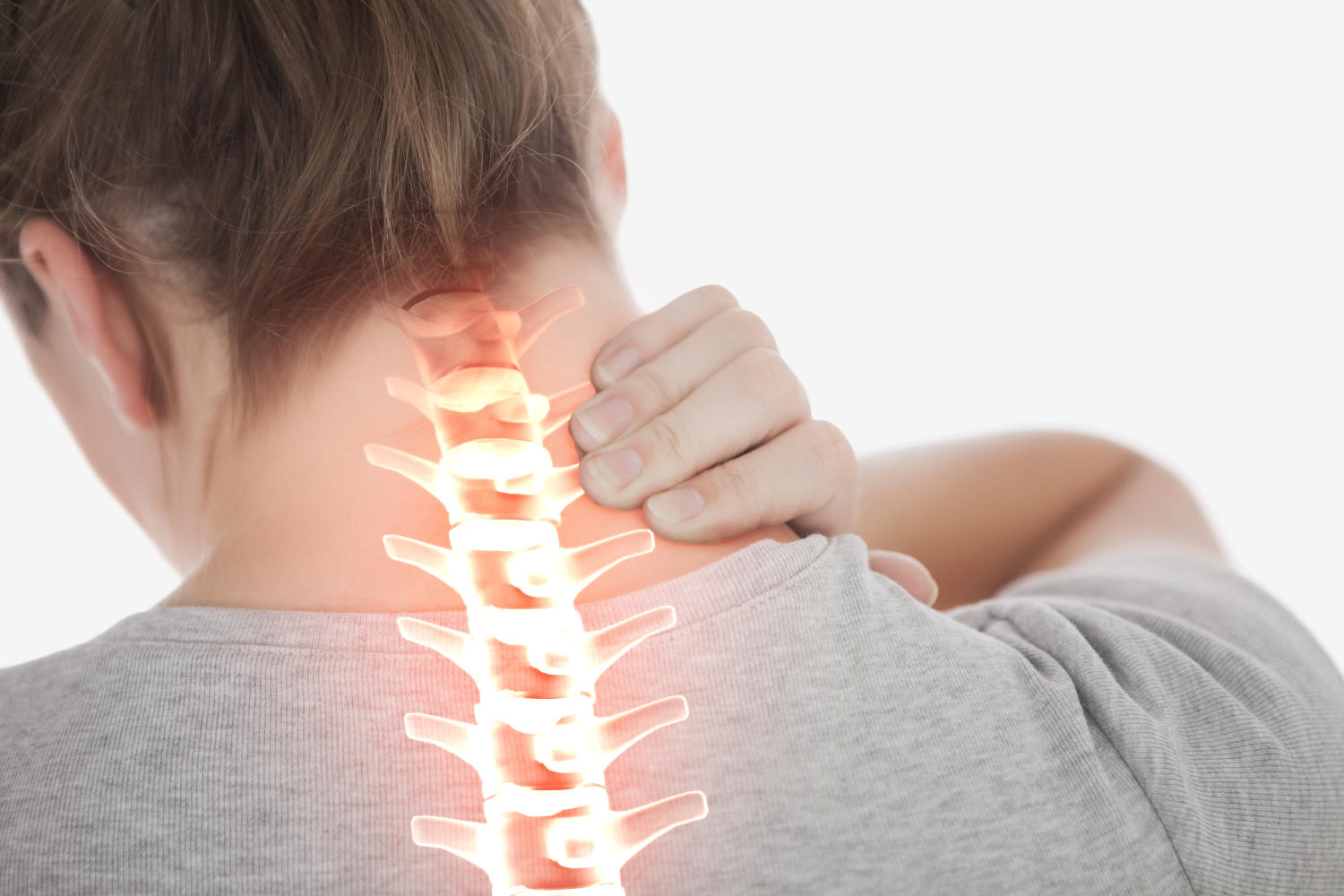 Uomo che si tocca il collo (in sovraimpressione si vede la colonna vertebrale)