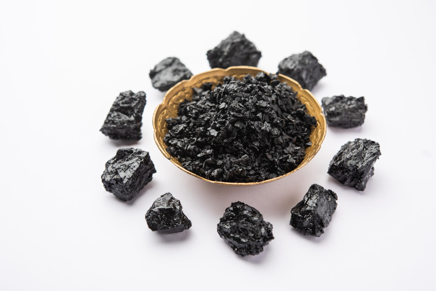 Shilajit in una piccola ciotola