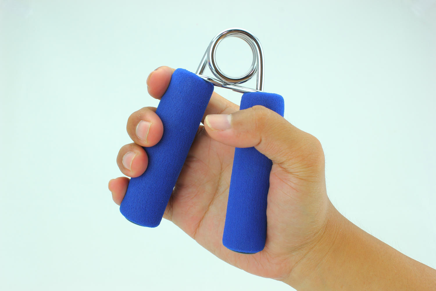 Mano che stringe un Hand Grip