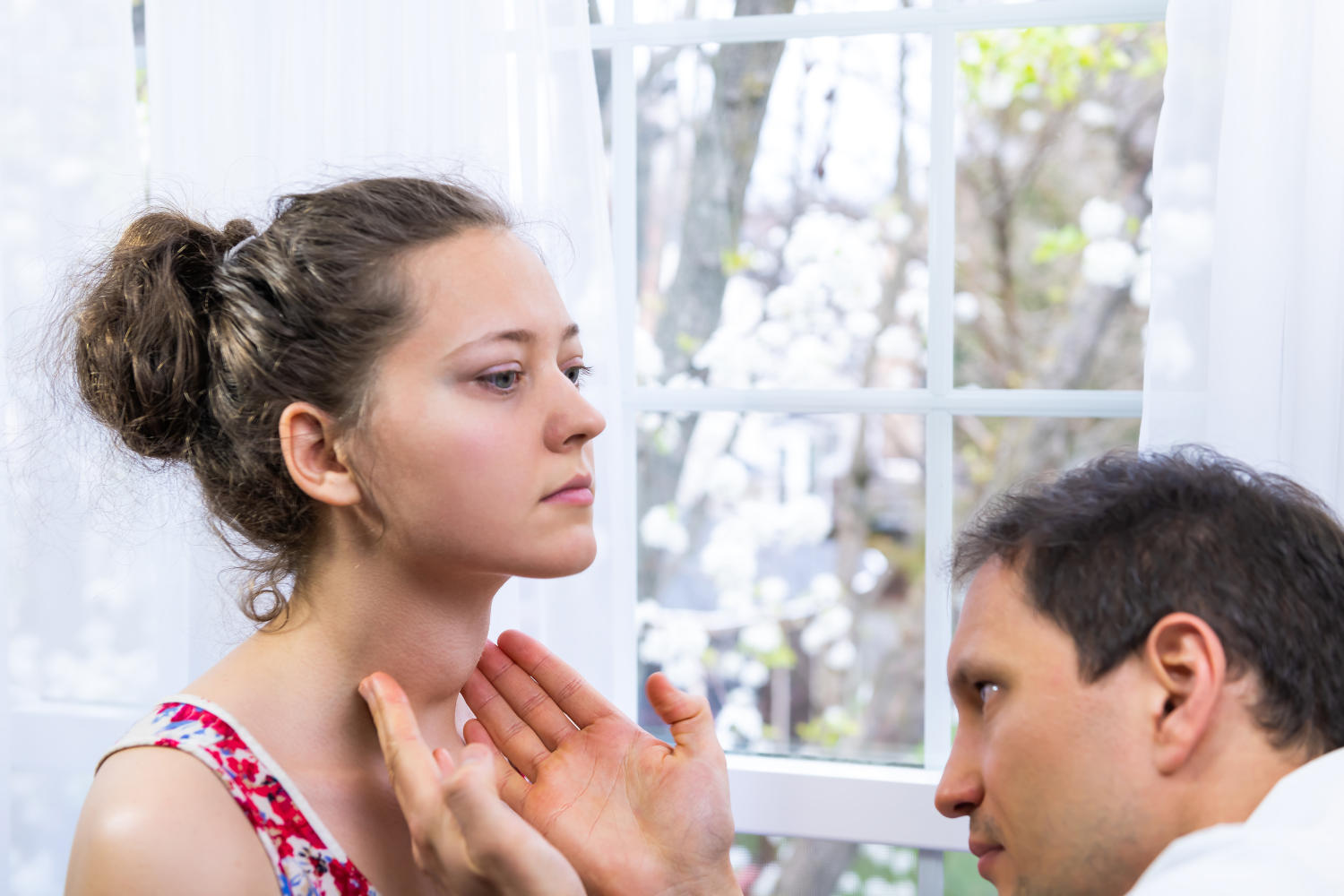 Ragazza con gozzo visitata dal medico