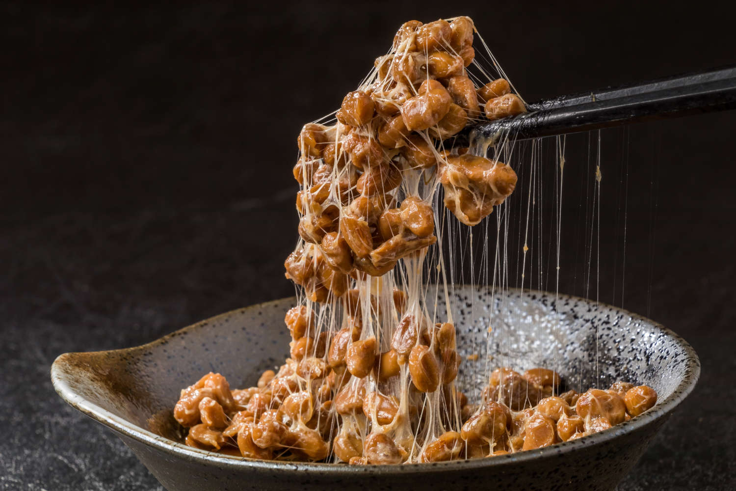 Piatto di natto, che risulta filamentoso
