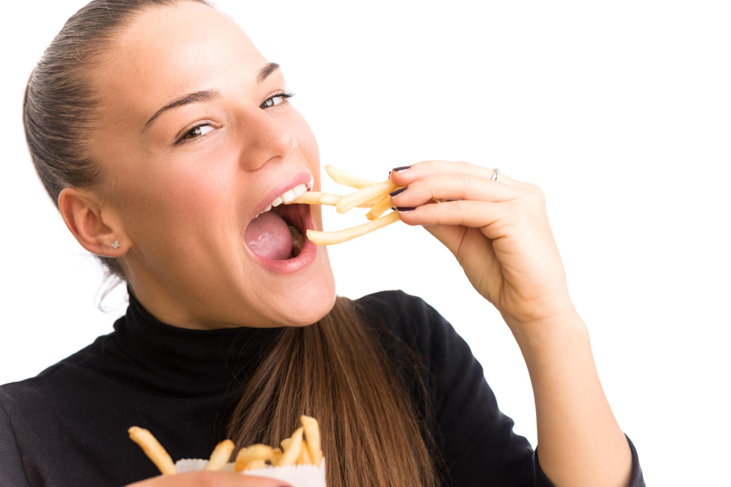 Ragazza che mangia patatine frittee