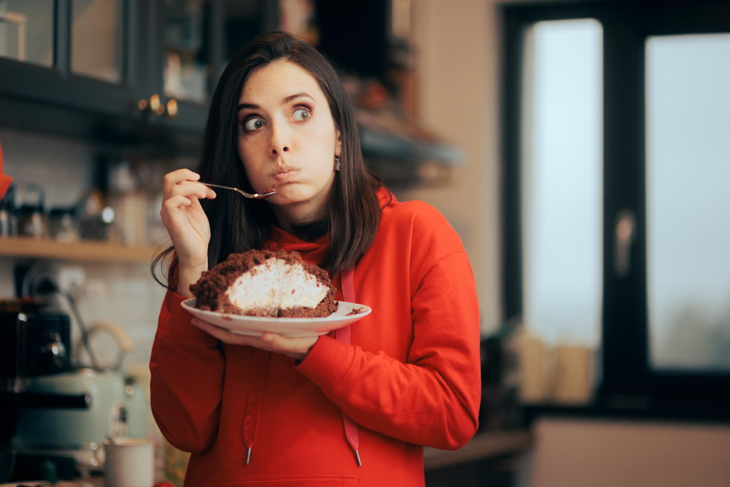 Donna che si sente in colpa dopo aver mangiato un boccone di torta