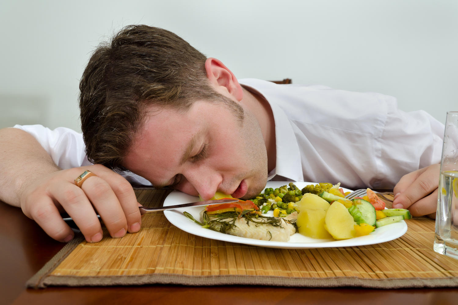 Uomo addormentato su un piatto