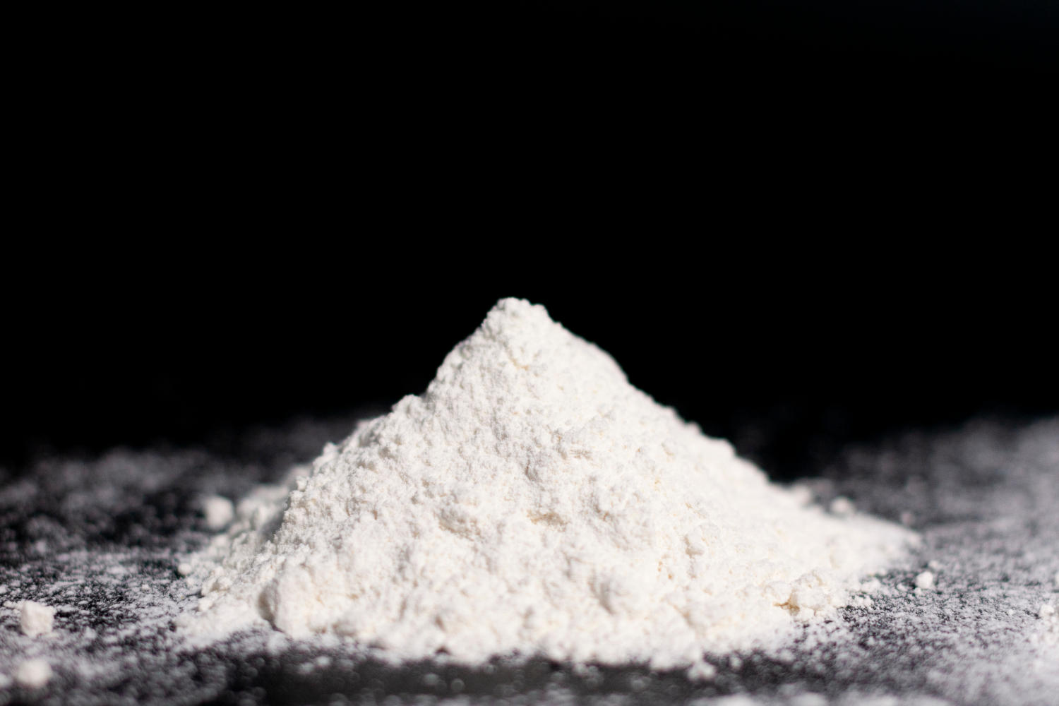 Creatina in polvere su sfondo nero