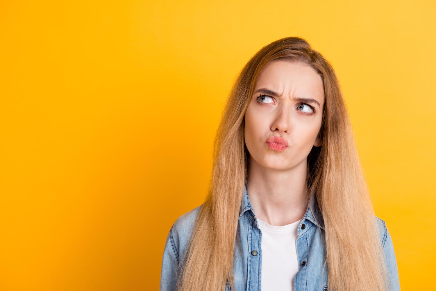 Ragazza con espressione dubbiosa