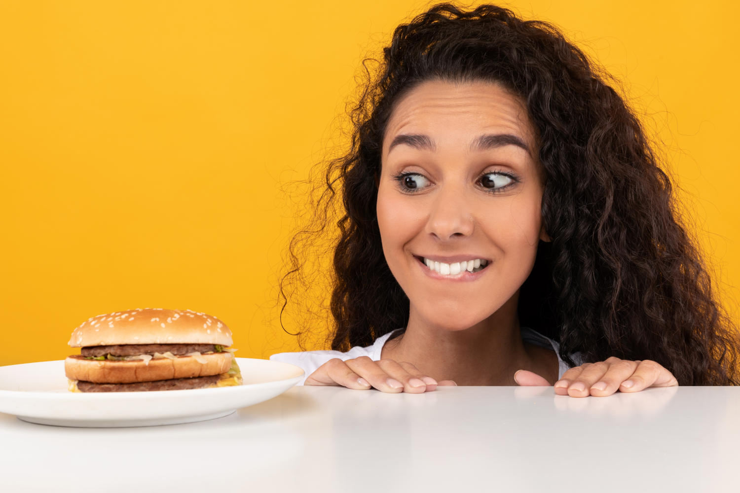 Ragazza che guarda un hamburger