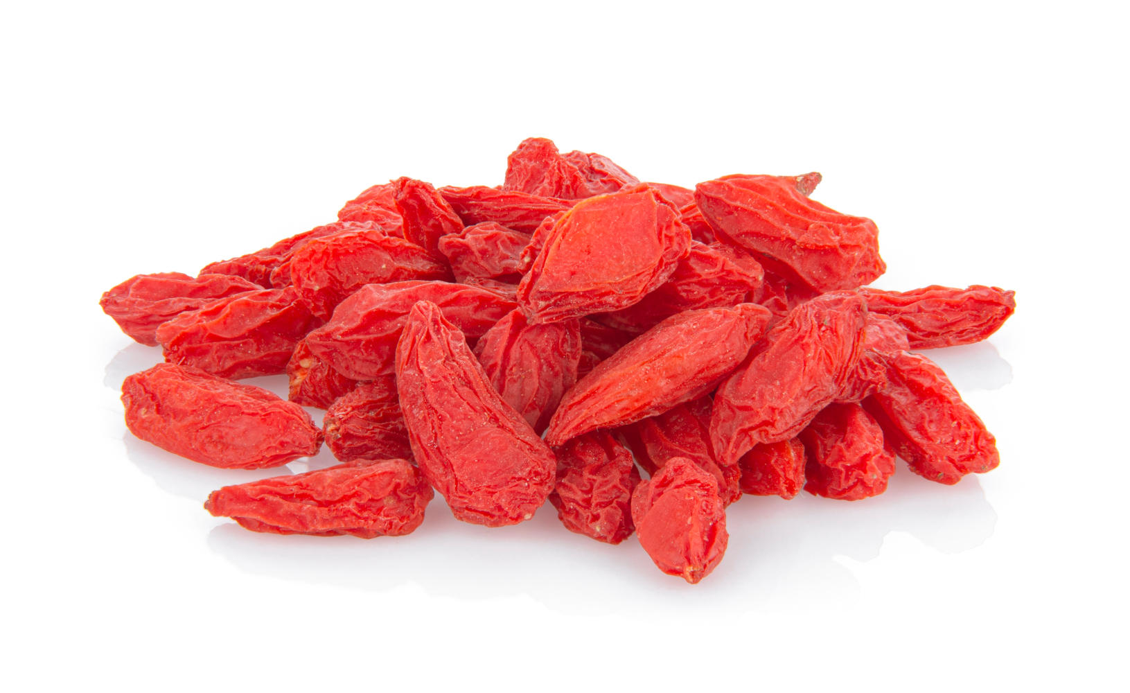 Bacche di goji disidratate su sfondo bianco