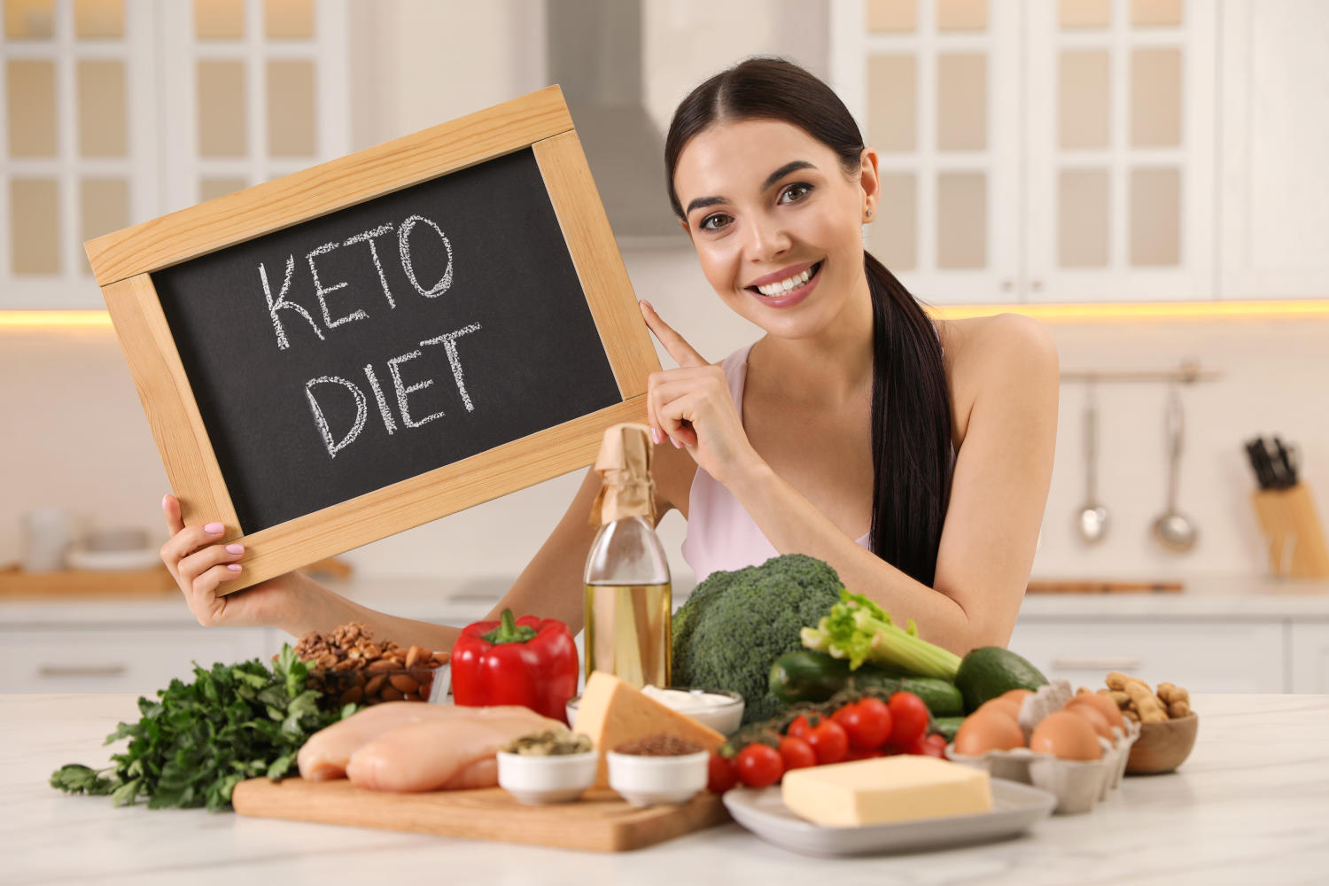 Ragazza che tiene una lavagnetta con la scritta "Keto Diet"