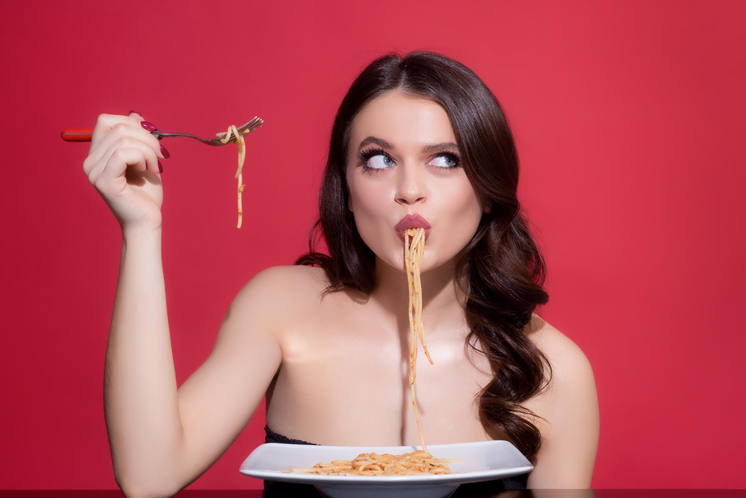 Donna che mangia spaghetti