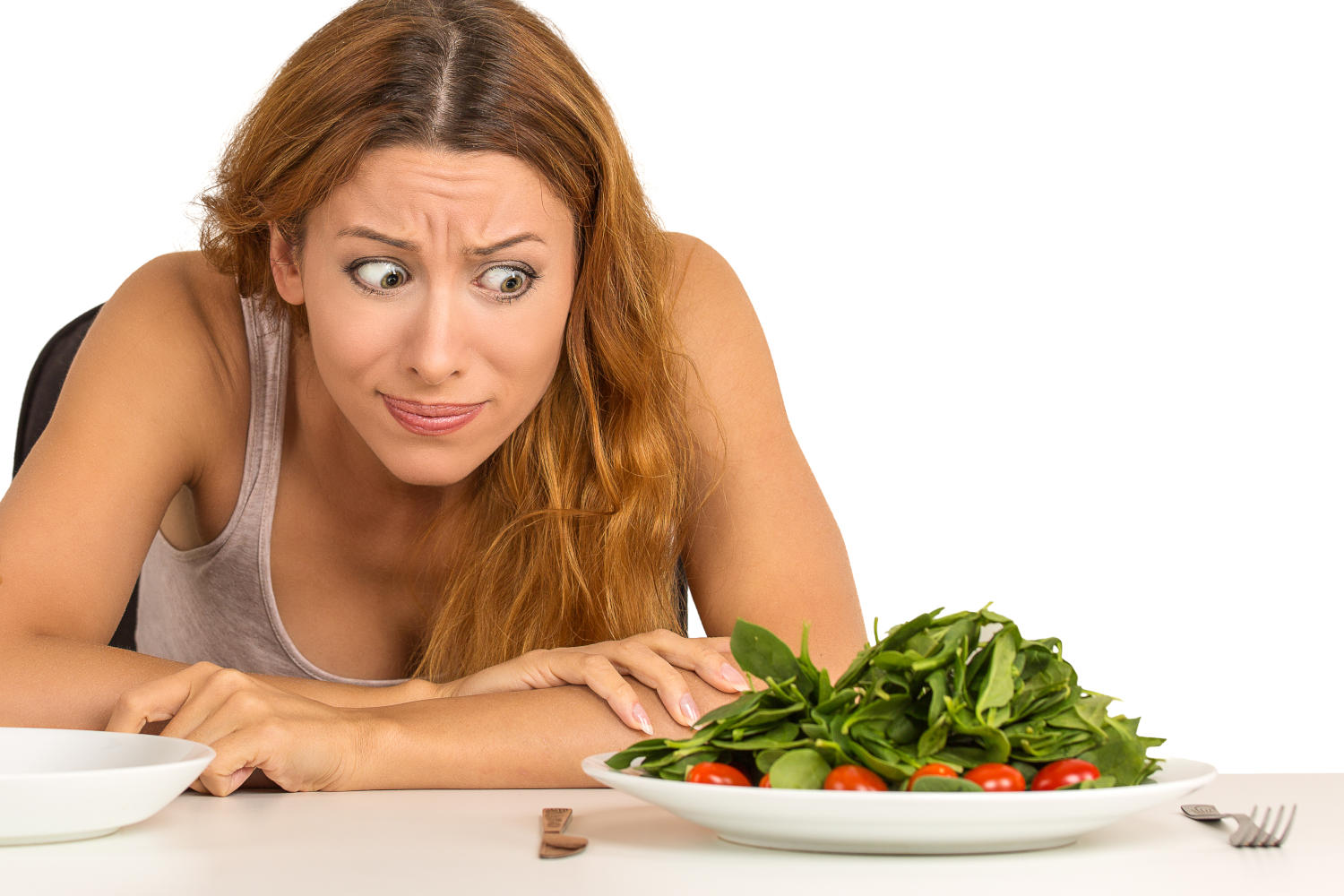 Ragazza guarda dubbiosa un'insalata