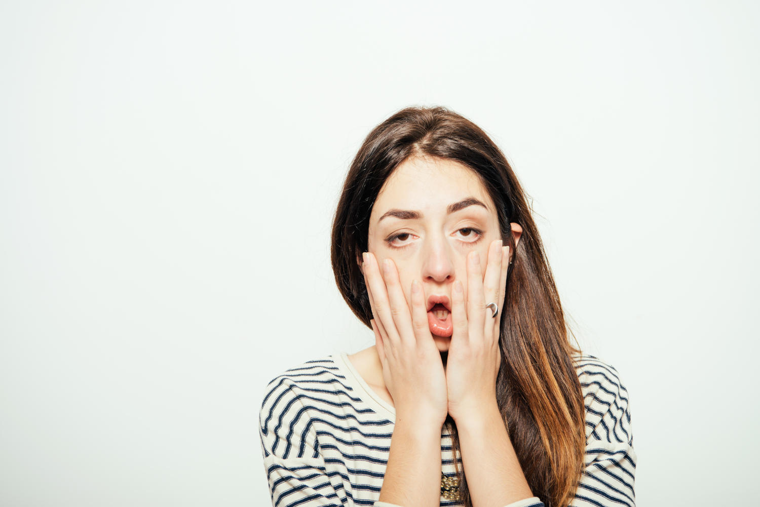 Ragazza evidentemente stanca